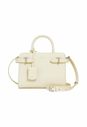 Cremefarbenes Lederhandtasche mit strukturiertem Design, oberen Griffen, abnehmbarem Schulterriemen, silberner Hardware und einem kleinen Anhänger.