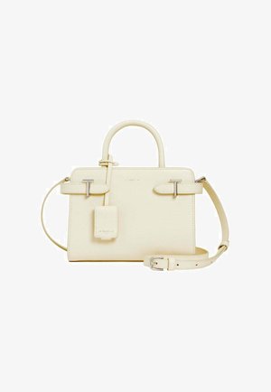 Cremefarbenes Lederhandtasche mit strukturiertem Design, oberen Griffen, abnehmbarem Schulterriemen, silberner Hardware und einem kleinen Anhänger.