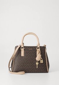 Borsa marrone con motivo geometrico, rifiniture color cognac, doppio manico superiore, tracolla removibile e portachiavi pendente.