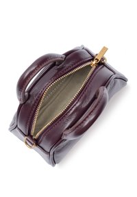 Borsa in pelle bordeaux compatta con chiusura zip, due manici arrotondati e una fodera texture. Gli accessori in tonalità oro evidenziano il design.