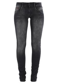 Vaqueros de mezclilla negra con un corte ajustado, que cuentan con cinco bolsillos, pasadores para cinturón y sutiles detalles de desgaste en la tela.