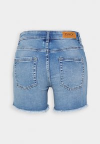 Modré denimové šortky s roztrhanými lemy, dvěma zadními kapsami, poutky na opasek a hnědou koženou nášivkou s nápisem "ONLY" na pase.