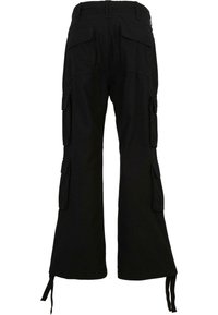 Czarne spodnie cargo z szerokimi nogawkami, wykonane z trwałego materiału. Posiadają wiele bocznych kieszeni, sznurek u dołu oraz gładką fakturę.