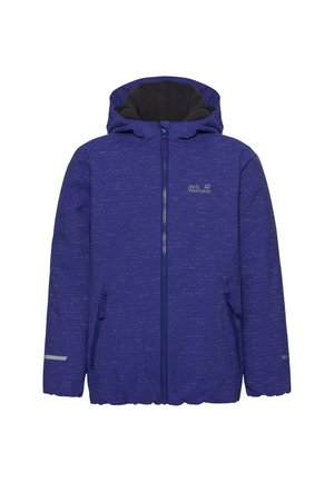 Zwei Kinder tragen blaue Jack Wolfskin Kapuzenjacken und schwarze Hosen, stehen nebeneinander und lächeln vor weißem Hintergrund.