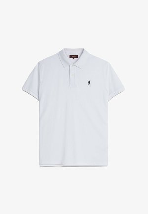 Polo bianca a maniche corte con due bottoni e un piccolo logo nero ricamato sul petto sinistro.