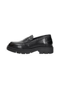 Zwarte leren loafers met een gestructureerde afwerking, voorzien van studs langs de bovenkant en een dikke zwarte rubberen zool.