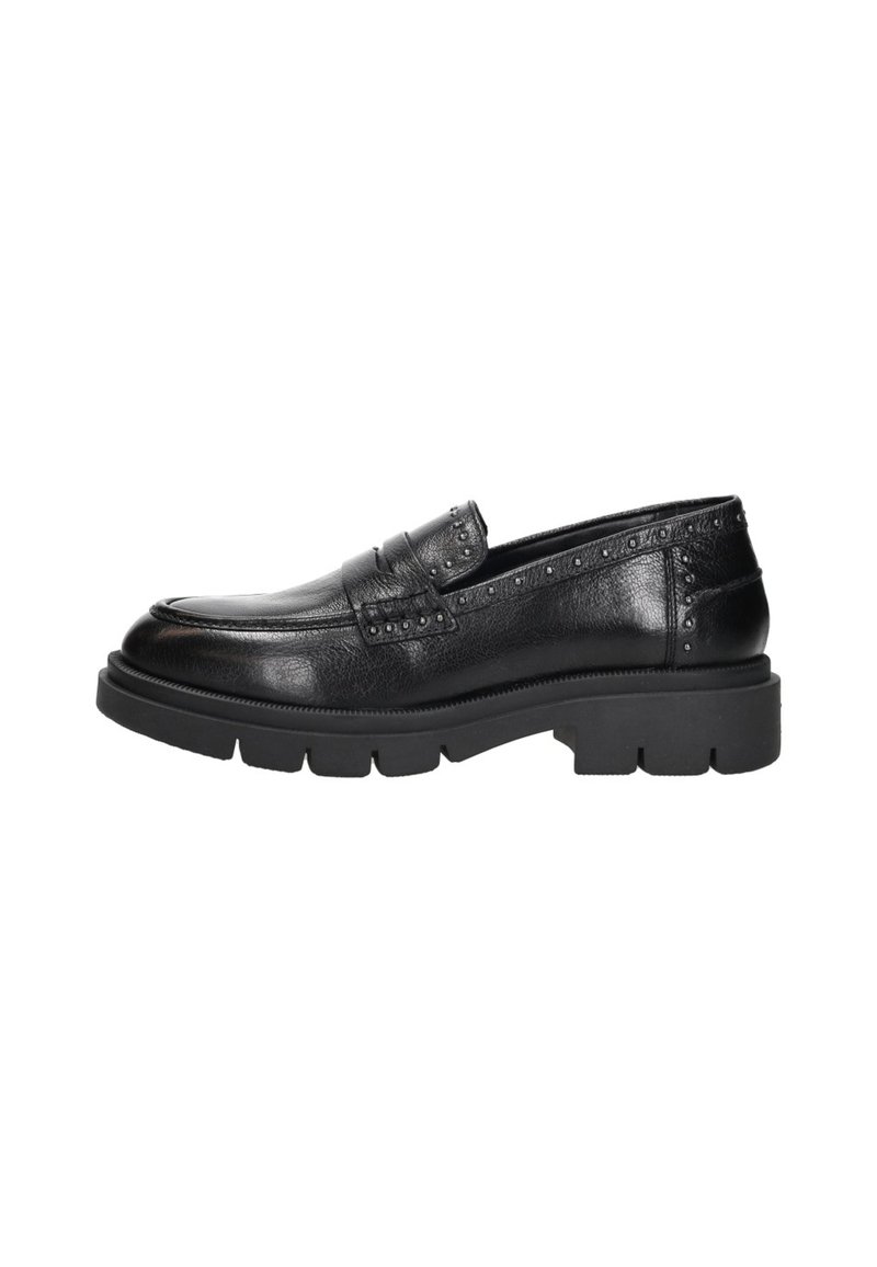 Zwarte leren loafers met een gestructureerde afwerking, voorzien van studs langs de bovenkant en een dikke zwarte rubberen zool.
