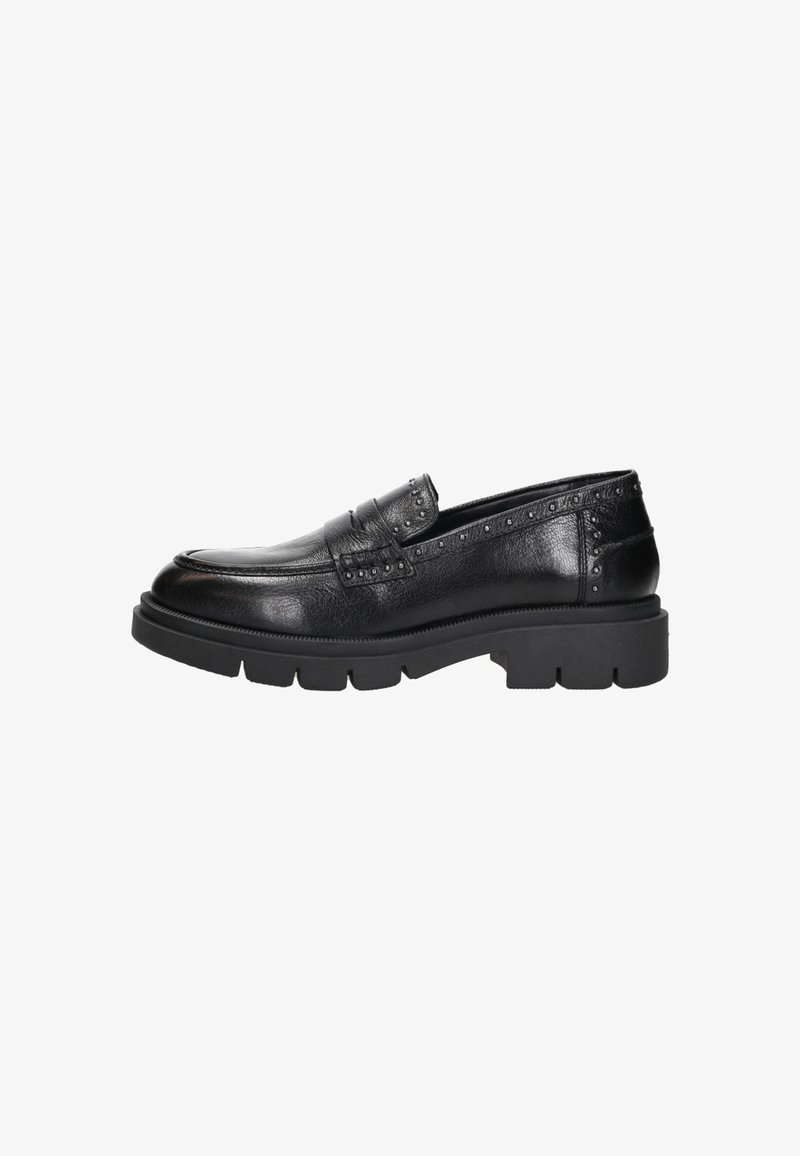 Zwarte leren loafers met een gestructureerde afwerking, voorzien van studs langs de bovenkant en een dikke zwarte rubberen zool.