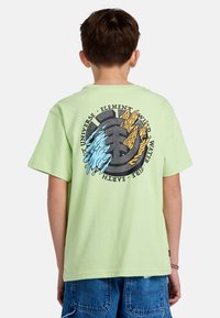 Lys grøn bomulds t-shirt med korte ærmer, der har et grafisk design af vand- og ild-elementer i blå og orange på ryggen.