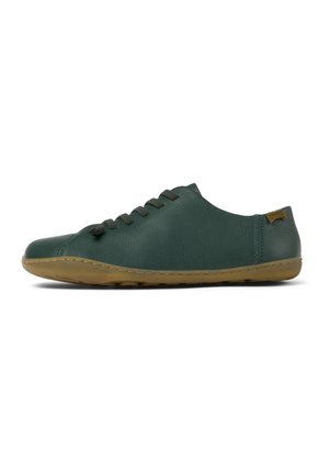 Scarpe in pelle verde con punta arrotondata, sei occhielli per i lacci e suola in gomma naturale. Texture liscia con dettagli di cucitura minimi.