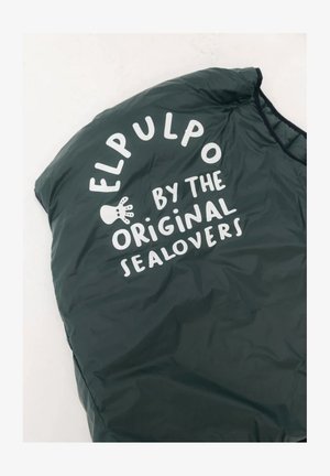 Chaleco acolchado verde con textura brillante, con texto en blanco llamativo: "EL PULPO BY THE ORIGINAL SEALOVERS" y un gráfico de una huella de mano.