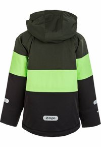 Huvtröja med en färgblockdesign i mörkgrön, limegrön och svart, med reflexdetaljer och en märkesetikett på baksidan.