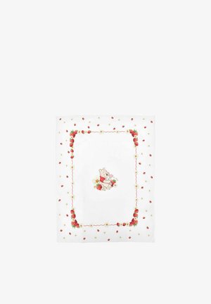 Witte deken met een centrale illustratie van een beer die een konijn omhelst, omringd door een rand van aardbeien en kleine witte bloemen.