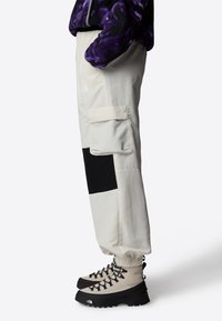The North Face HIMALAYAN - Cargobroek - white dune tnf black