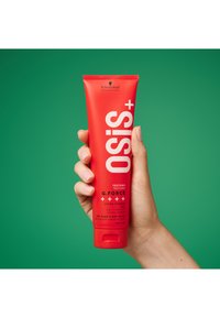 Rode tube Schwarzkopf Osis+ G. Force extra sterke gel, met gedurfde witte tekst, een kantelbaar dekseltje en een gladde textuur. Inhoud: 150 ml.