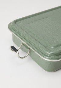 Pravougaona zelena keramička posuda za pečenje s teksturiranom površinom, dizajnom poklopca koji se povlači, srebrnim metalnim ručkom i bijelim obrubom.