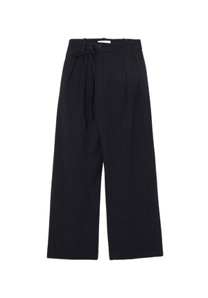 Pantalons larges noir taille haute avec des rayures verticales blanches, ceinture à nouer à la taille, fermeture à bouton et tissu texturé.