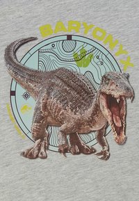Graues T-Shirt mit einem detaillierten, realistischen Grafik eines Baryonyx-Dinosauriers, der ein strukturiertes Hautmuster und lebendige Farbakzente aufweist.