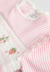 Roze en witte gestreepte kinderkleed met een smock-buste in het wit, versierd met geborduurde aardbeien en bloemen, en een ruffle mouw.
