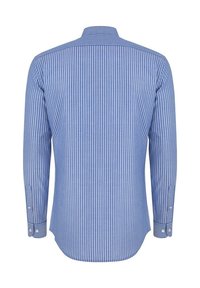 Niebieska koszula z długim rękawem w białe pionowe paski, z standardowym kołnierzykiem i mankietami na guziki, wykonana z lekkiego materiału.