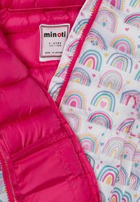 Chaleco acolchado rosa con forro de estampado arcoíris. Cuenta con una etiqueta que indica la talla 4-5 años. Textura suave con cierre de cremallera.