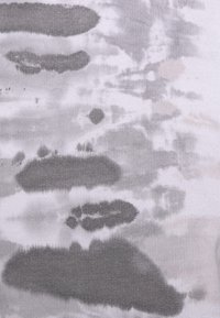 Abstraktní tkanina s hladkým povrchem, která obsahuje různé šedé skvrny a vzory na světlém pozadí, vytvářející akvarelový efekt.