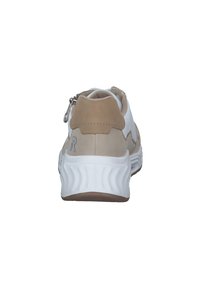 Sportliche Schuhe mit einem weißen synthetischen Obermaterial und beigen Wildlederakzenten. Sie verfügen über eine klobige weiße Sohle mit einem strukturierten Muster und einen Reißverschluss an der Ferse.