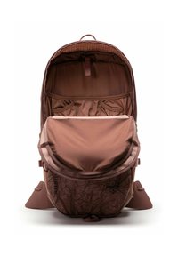 Un sac à dos marron avec une texture lisse, présentant un grand compartiment principal et une poche avant, accentué par un motif subtil de branches d'arbre.