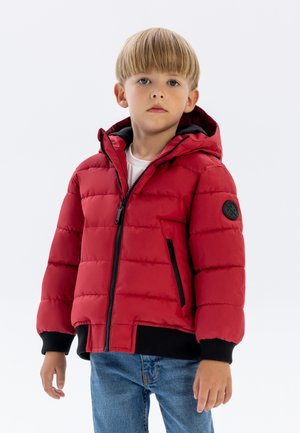 Veste rouge en duvet avec capuche, zippers noirs et accent noir sur la manche gauche. Design texturé et matelassé avec des poignets côtelés.