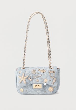 Sac à main matelassé bleu clair avec bandoulière en chaîne dorée, décoré de breloques marines en or et perles, avec une fermeture à boucle dorée.
