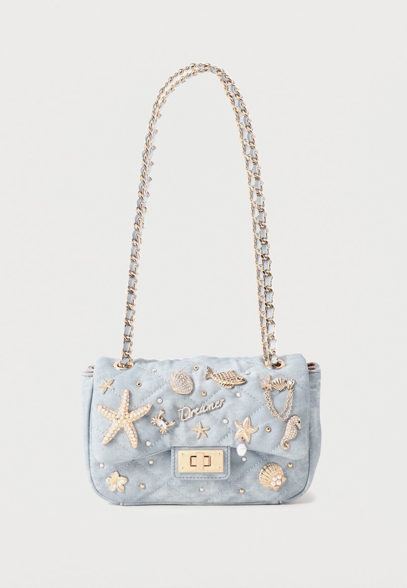 Sac à main matelassé bleu clair avec bandoulière en chaîne dorée, décoré de breloques marines en or et perles, avec une fermeture à boucle dorée.