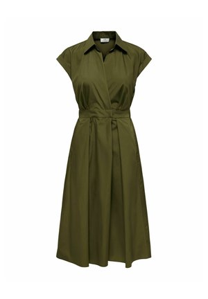 Robe midi vert olive à manches courtes, col chemise, taille ceinturée et jupe légèrement évasée.