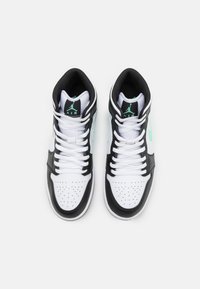 Jordan AIR JORDAN 1 MID UNISEX - Sneakers alte - white/green glow/black