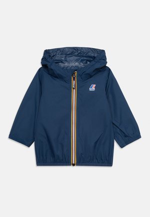 Jakna za kišu za djecu tamnoplave boje s kapuljačom, elastičnim manžetama, višebojnim prugastim patentnim zatvaračem i malim K-Way logotipom na prsištu.