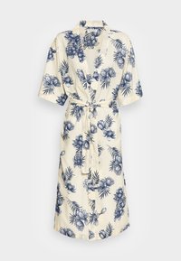 Kukkaesityksellinen kylpytakki vaaleassa sävyssä, jossa sinisiä kukkia ja lehtiä, löysä istuvuus, lyhyet hihat, vyö, ja polven mittainen muotoilu. Kestävä kangas.