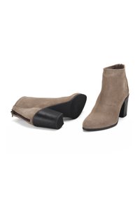 Bottines en suede taupe avec un bout carré, une surface texturée et un talon bloc de hauteur moyenne. Elles disposent d'une fermeture éclair sur le côté pour un enfilage facile.