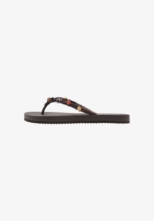 Sandalia flip-flop marrón con suela plana y tiras de tela con cuentas que incluyen pequeñas cuentas de colores y detalle de anillo metálico.