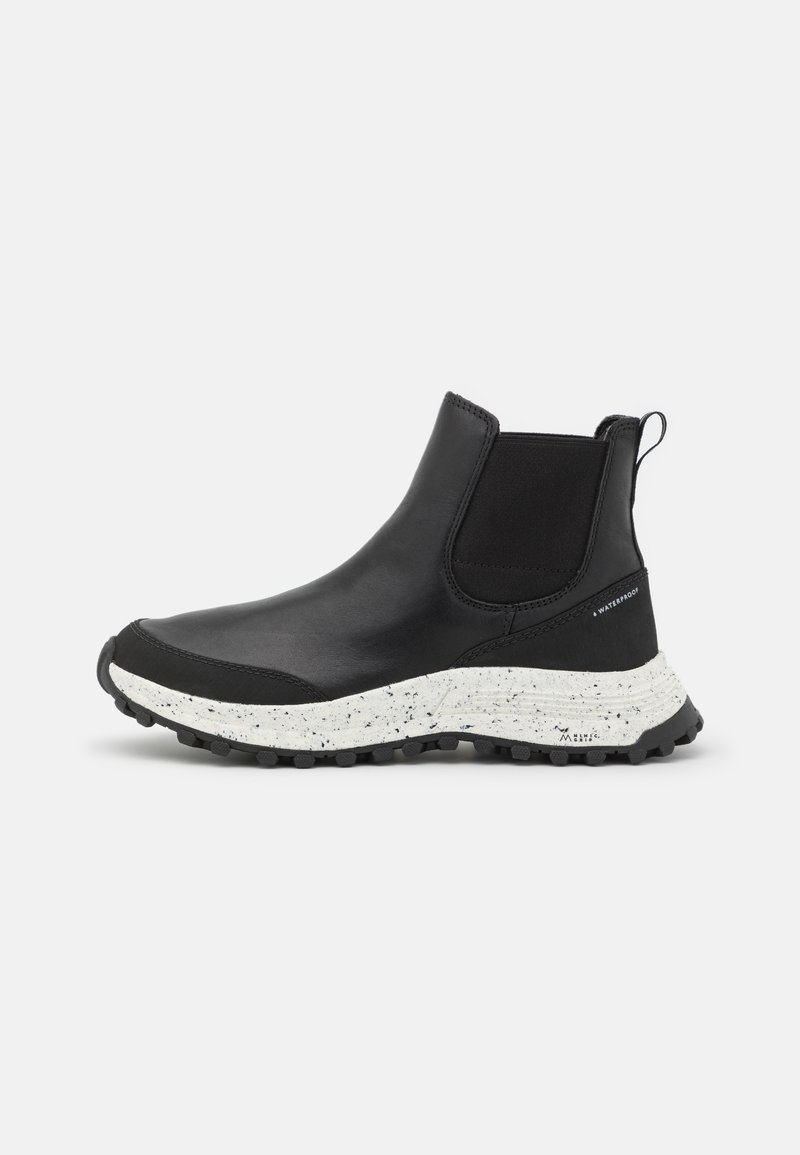 Stivaletto Chelsea nero impermeabile con tomaia in pelle liscia, pannelli laterali elasticizzati e suola bianca maculata. Modello di trazione resistente sulla suola.