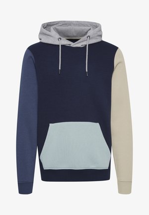 Mikina ar kapuci, ar pelēku kapuci, jūras zila pamatne, zilo un béžīgu piedurkņu, un gaiši zilu kanaguru kabatu. Aprīkota ar auklām un ribotām aprocēm.