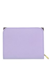 Cartera de imitación de cuero en color lila con una textura suave, que presenta un diseño redondeado, una construcción simple y un acento de tirador dorado.