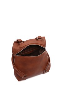 Bolso de cuero marrón con una superficie texturizada, que cuenta con un cierre de cremallera, una correa de hombro ajustable y un bolsillo interior. Diseño espacioso.