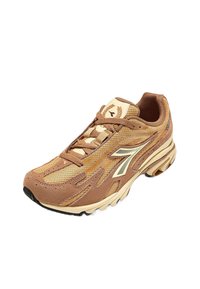 Bruine sportieve schoen van mesh en suede, met een golvend ontwerp, crèmekleurige accenten en een gestructureerde zool voor grip.