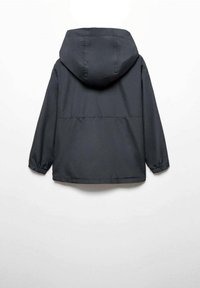 Svart huva jacka av slät, lätt tyg. Har elastiska muddar och en avslappnad passform. Bakifrån syns inga fickor.