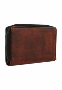 Cartera de cuero marrón con un acabado texturizado, cierre de cremallera y forro de tela negra, con forma rectangular y diseño compacto.