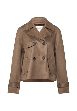 Bruine suède damesjas met dubbele rij knopen, brede revers, twee voorzakken en knoopmanchetten, op een witte achtergrond.