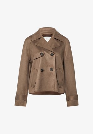 Bruine suède damesjas met dubbele rij knopen, brede revers, twee voorzakken en knoopmanchetten, op een witte achtergrond.