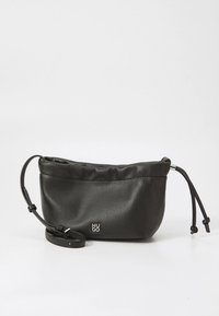 Zwarte leren crossbodytas met verstelbare riem, koorddetail en klein zilveren "HUGO" logo op het midden vooraan.