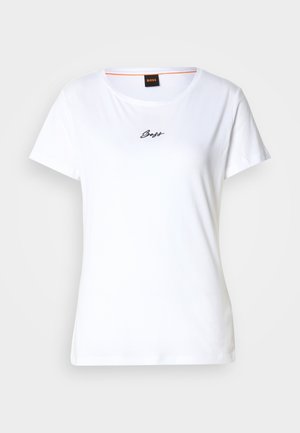 T-shirt in cotone bianco con maniche corte e scollo rotondo. Presenta un logo "Boss" nero in corsivo sulla parte anteriore. Design semplice.