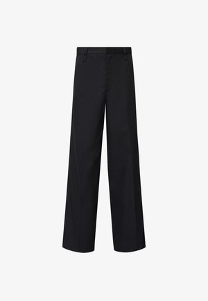 Schwarze weit geschnittene Hose aus glattem Stoff mit geradem Schnitt. Verfügt über eine flache Vorderseite, Gürtelschlaufen und Seitentaschen.