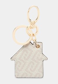 Portachiavi in pelle bianca a forma di casa con motivo in rilievo, hardware color oro e attacco a moschettone.